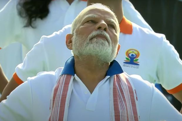 आरके बीचवर झालेल्या योग दिन कार्यक्रमात तरुणांनी पुढाकार घेतला. पंतप्रधान मोदींची उपस्थिती आणि सहभागाने हा एक तासाचे योग सत्र अधिक प्रेरणादायी ठरले. (प्रतिमा: स्क्रीनग्रॅब/@BJPGujarat)