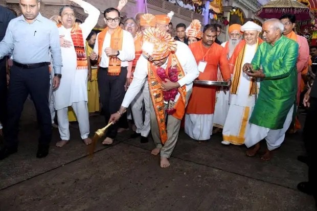 अहमदाबादची रथयात्रा :गुजरातचे मुख्यमंत्री भूपेंद्र पटेल यांनी अहमदाबादमधील १४८ व्या भगवान जगन्नाथ रथयात्रेला हिरवा झेंडा दाखवण्यापूर्वी पारंपरिक 'पहिंद' विधीमध्ये सहभाग घेतला. त्यांनी सोन्याचा झाडू घेऊन मुख्य रथासमोर पूजाअर्चा केली. (छायाचित्र स्रोत: पीटीआय)