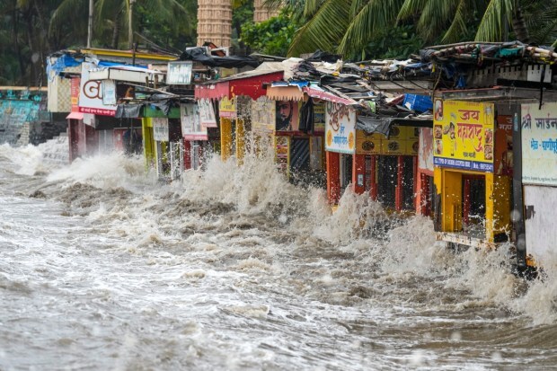 मुंबईतील अरबी समुद्राच्या किनाऱ्यावर भरती-ओहोटीच्या वेळी समुद्रकिनाऱ्यावरील लाटा स्टॉलवर आदळल्या. या पावसाळ्यातील सर्वात मोठी भरती-ओहोटी शहरात पाहायला मिळाली. (पीटीआय फोटो)