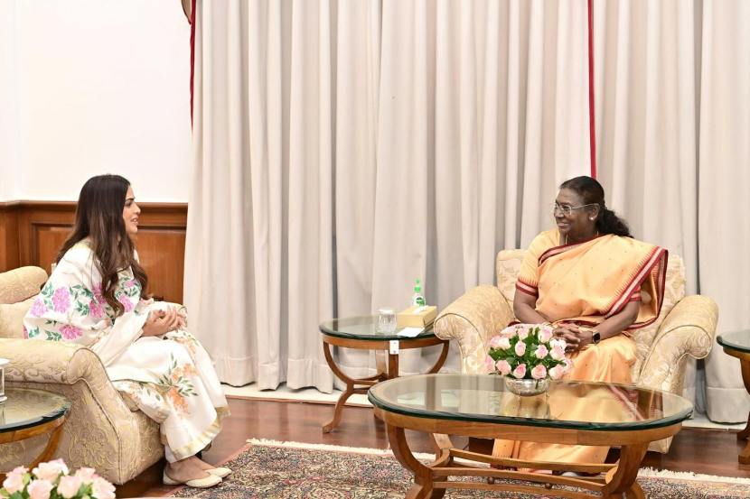 याबद्दल अभिनेत्री जिनीलिया देशमुखने राष्ट्रपती द्रौपदी मुर्मू यांच्याबरोबरचे फोटो पोस्ट करत खास पोस्ट शेअर केली आहे.