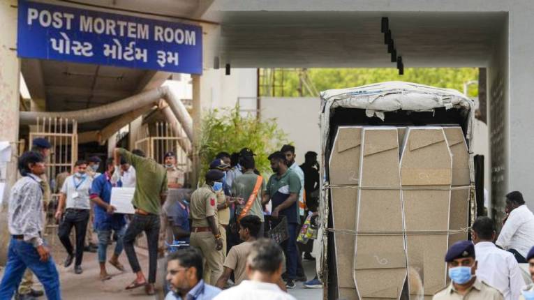‘अवशेष नको, पूर्ण मृतदेह द्या’, एअर इंडिया अपघातात मृतांच्या कुटुंबियांची मागणी; मृतदेहाच्या बॅगेत दोन शीर आढळल्यामुळे गोंधळ