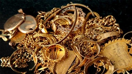 in Mumbai Gold jewellery forgotten on train found after 4 hours no timely response from railway helpline Mumbai print news