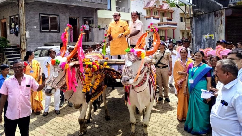 jalgaon school reopening celebration gulabrao patil welcomes students school in bullock cart