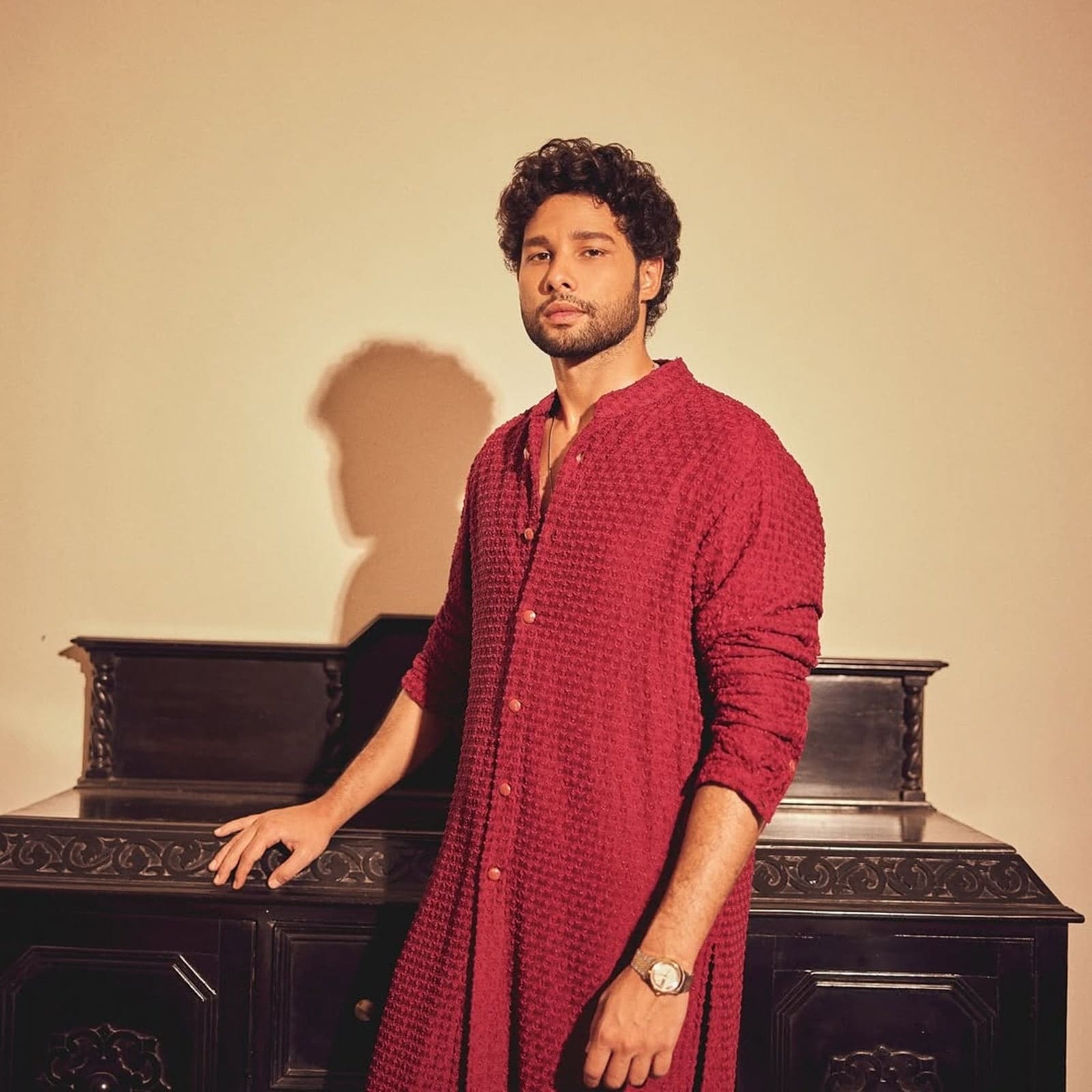 Siddhant Chaturvedi hair oiling