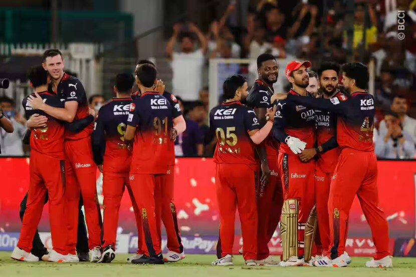 आरसीबी आयपीएलची ट्रॉफी जिंकणारी ८ वी टीम बनली आहे. (Photo: BCCI) हेही पाहा- महेंद्रसिंग धोनी ते रोहित शर्मा; सर्वाधिक वेळा आयपीएल फायनल खेळलेत ‘हे’ खेळाडू