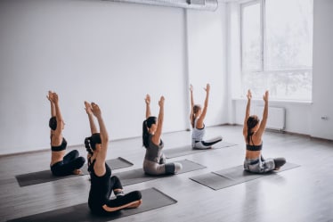इतरांना योगा करायला प्रोत्साहित( Encourage Yoga with Others) सौजन्य - फ्रिपीक