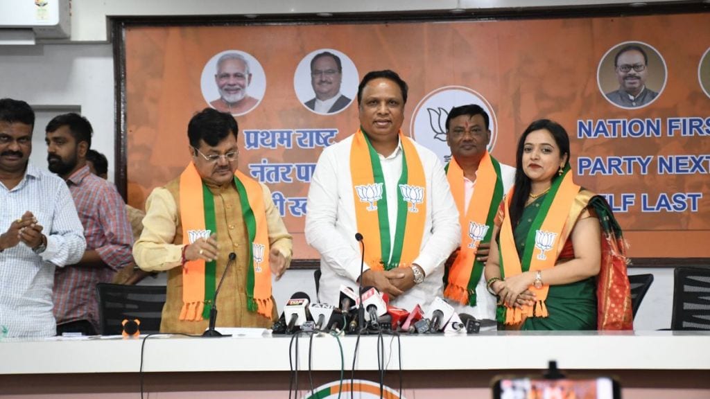 two former corporators from Thackeray group joined BJP in presence of Ashish Shelar