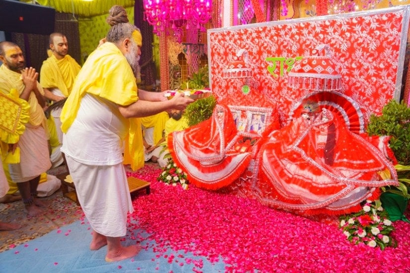 Avoid MantraPrinted Outfits Spiritual Caution from Premananda Maharaj
