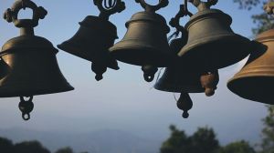 मंदिरात घंटा का वाजवतात? जाणून घ्या त्याचे वैज्ञानिक आणि आध्यात्मिक कारण