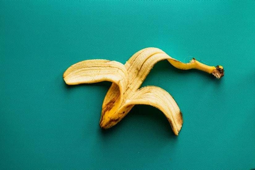 Whiten yellow teeth naturally