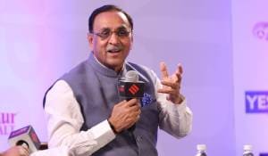 अहमदाबाद विमान दुर्घटनेत मृत्युमुखी पडलेल्या माजी मुख्यमंत्री विजय रुपाणी यांच्या कुटुंबात कोण आहे? त्यांची पत्नी काय करते?