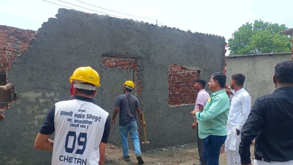 kalyan titwala unauthorized constructions illegal chawls demolished in heavy rain