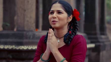 zee marathi kamali serial team gifted 100 cycle to school girls