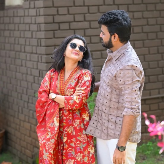 devmanus fame kiran gaikwad wife vaishnavi