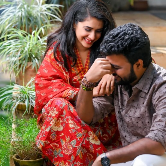 devmanus fame kiran gaikwad wife vaishnavi