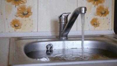 किचनमधील सिंकमध्ये वारंवार पाणी साचतं? मग ‘हा’ जुगाड आताच करून बघा, कचराही होईल साफ