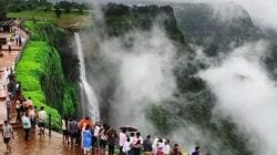 आंबोलीजवळील कावळेसाद पॉईंटवर फोटो काढताना कोल्हापूरचा तरुण दरीत कोसळला; शोधकार्य थांबवले, उद्या सकाळी शोध मोहीम