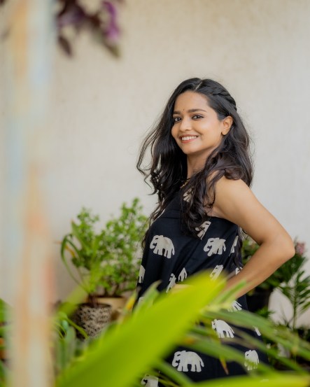 नऊवारी साडीमधील फोटोला वल्लरीने 'शृंगार' असं कॅप्शन दिलं आहे. तिचे हे फोटो अनेकांच्या पसंतीसही पडले आहेत.