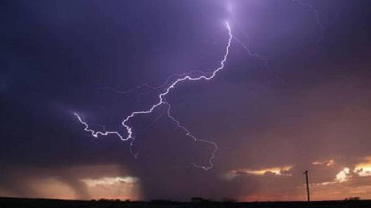 lightning strike Jalgaon district Three people died