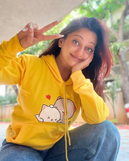 सोशल मीडियावर मानसी तिचे अनेक लूकमधील फोटो शेअर करत असते.