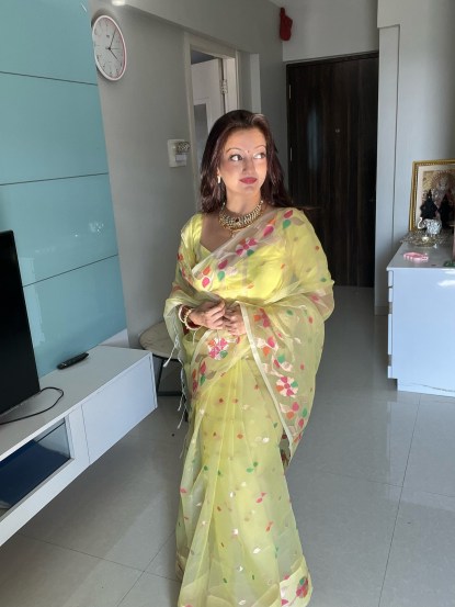 पिवळ्या साडीवर पिवळ्या रंगाचा मॅचिंग ब्लाऊज असा सिंपल आणि सुंदर लूक तिने केला आहे.