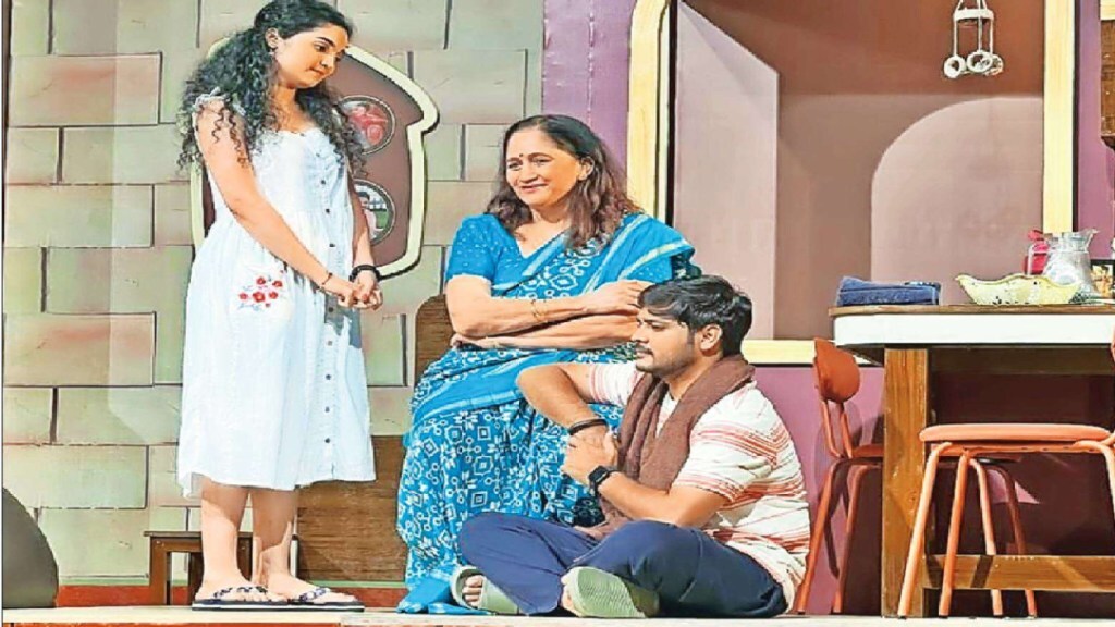 Loksatta natyarang marathi play drama vajandar review