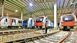 अंधेरी येथील मेट्रोच्या कारशेडवर दगडफेड