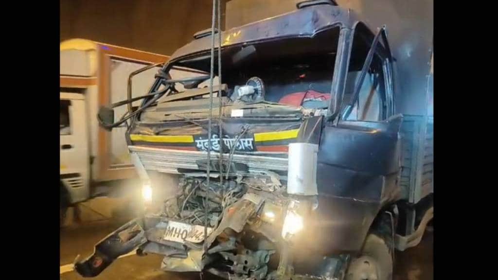 Mumbai Pune highway police van accident news in marthi