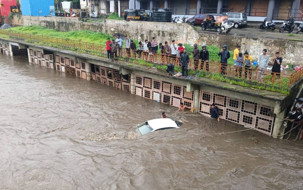 heavy rainfall in Nashik city news in marathi