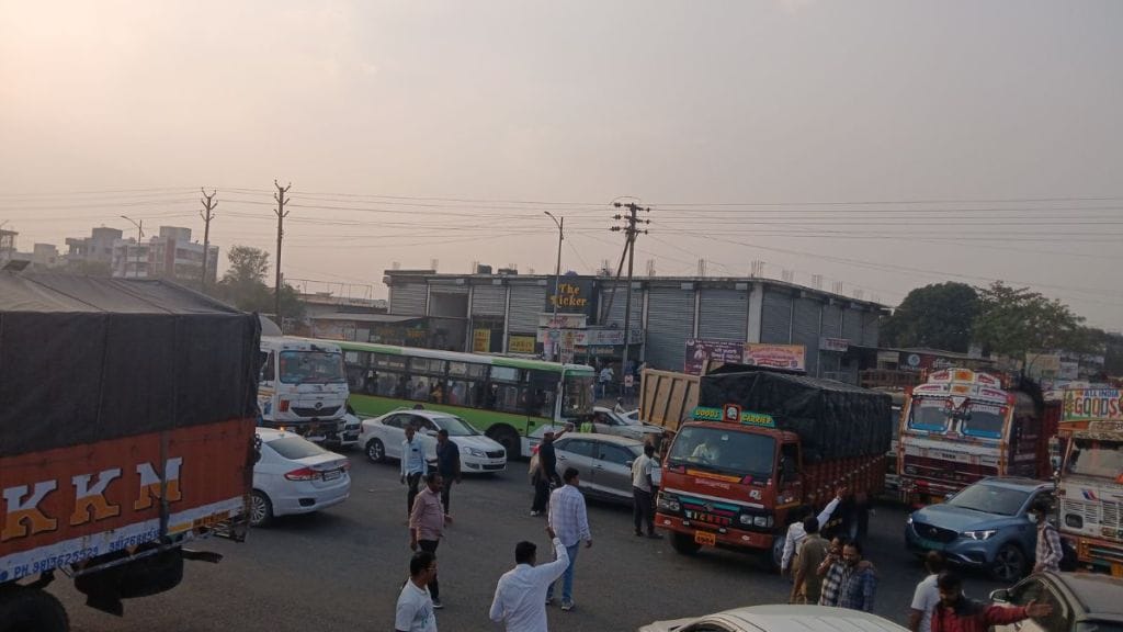 Nashik to Ojar traffic jam at the tenth mile on highway due to employee protest