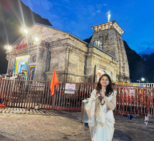 prajakta mali visit kedarnath dham uttarakhand with actress amruta khanvilkar