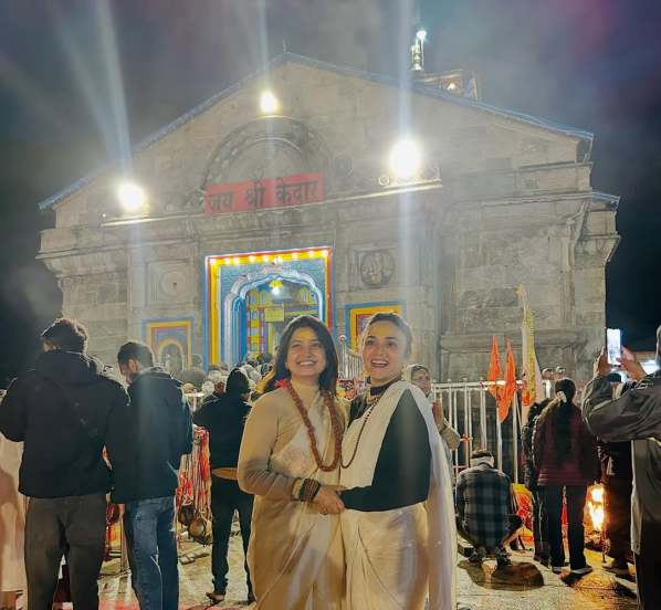 prajakta mali visit kedarnath dham uttarakhand with actress amruta khanvilkar