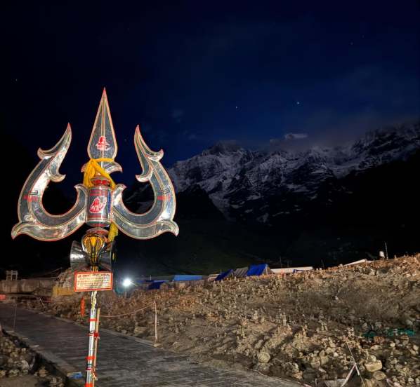 prajakta mali visit kedarnath dham uttarakhand with actress amruta khanvilkar