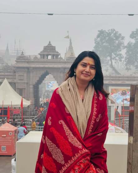 prajakta mali visit kedarnath dham uttarakhand with actress amruta khanvilkar