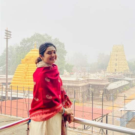 prajakta mali visit kedarnath dham uttarakhand with actress amruta khanvilkar