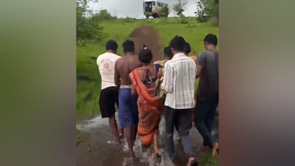pregnant woman was stranded due to the lack of a road in Chafyachiwadi in Kinhawli area of ​​Shahapur taluka