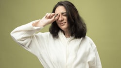 झोपेतून उठताच चेहरा सुजल्यासारखा वाटतो? मग तुमच्या ‘या’ सवयी आताच टाळा