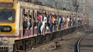 mumbai 25 year old man died crossing railway tracks between Tilaknagar and Chembur on Wednesday morning