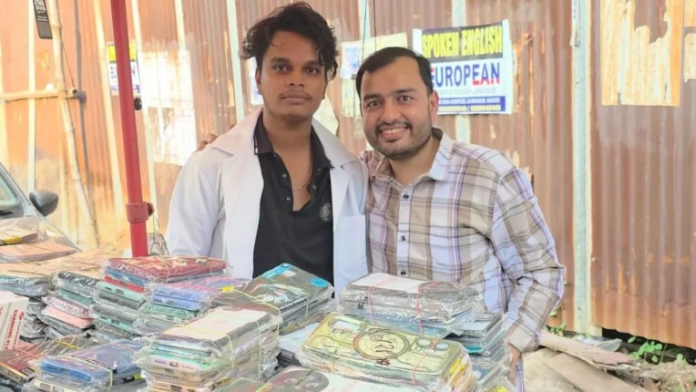 मोबाईल कव्हर विकणारा होणार डॉक्टर! दिवसा दुकानात काम तर रात्री अभ्यास, NEET उत्तीर्ण करून मिळवलं यश