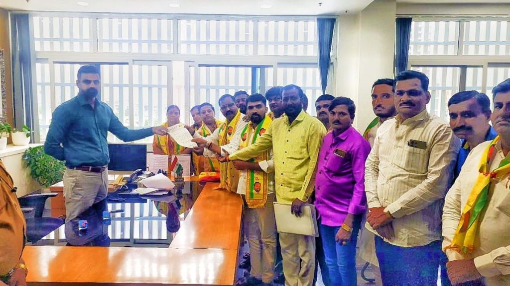 National Social Party rsp protest for farmers loan relief demand AT district collector office pune