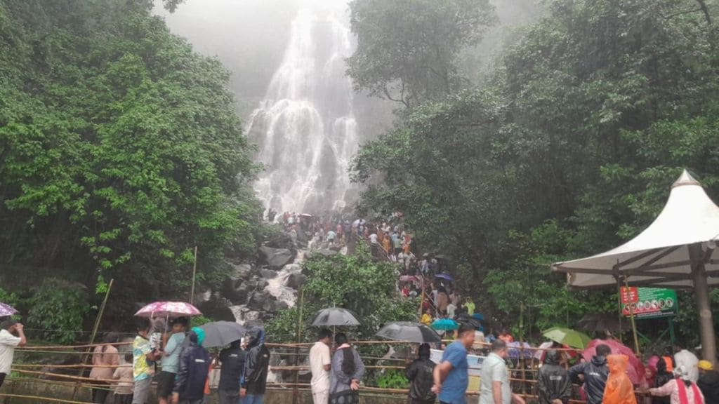 sawantwadi amboli tourism Tourists frustrated by traffic jams and parking problems