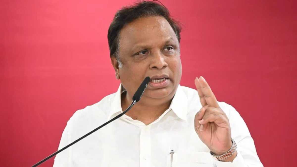 Kandivali BJP workers clash front of Minister Ashish Shelar