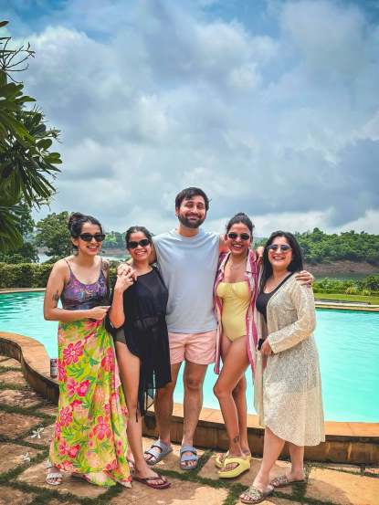 siddharth chandekar celebrates his birthday with friends
