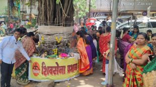thane vat purnima festival shiv sena political banner on tree