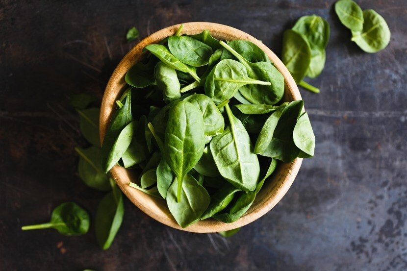 १. पालक (Spinach)हिमोग्लोबिन वाढवणाऱ्या भाज्यांमध्ये पालक आघाडीवर आहे. यात भरपूर आयर्न, फॉलिक अ‍ॅसिड आणि फायबर्स असतात. रोजच्या आहारात पालकाची भाजी, पराठा किंवा सूप असायला हवे. (छायाचित्र स्रोत: पेक्सेल्स)