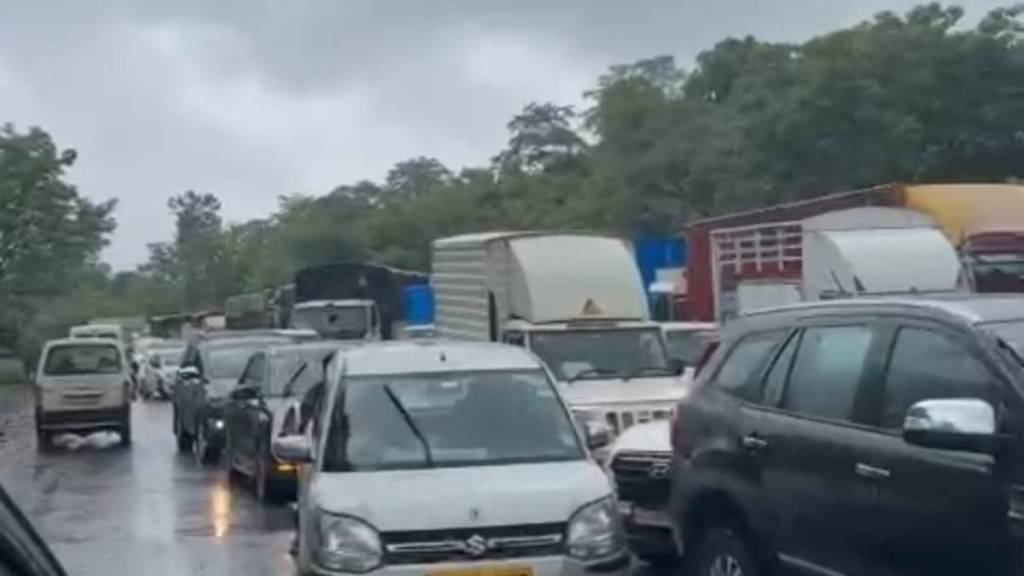 traffic updates Mumbai Ahmedabad highway news in marathi