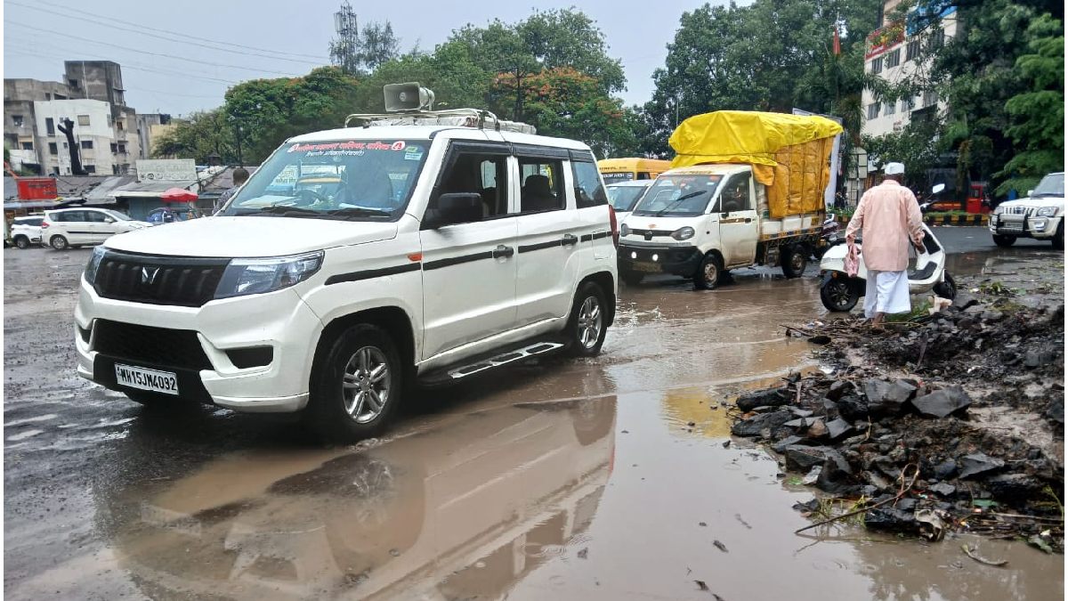 Traffic jam again in nashik city due to rain