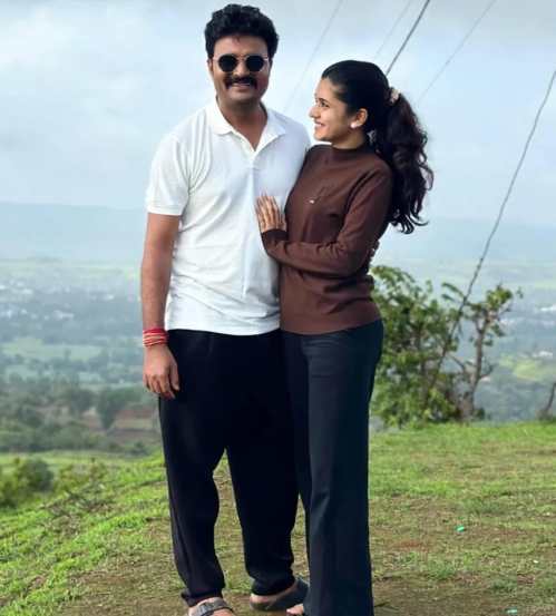 marathi actress kiran gaikwad wife vaishnavi kalyankar went to hampi