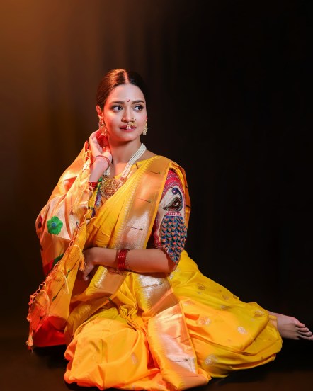 वल्लरीने परिधान केलेल्या या साडीवरील डिझाइनर ब्लाऊज सर्वांचं लक्ष वेधून घेत आहे.