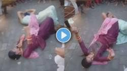 “बाई, नाचण्याचा हा कोणता प्रकार?” ढोलकीचा ताल अन् रस्त्यावरच लोळू लागल्या महिला…; VIDEO पाहून धराल डोकं